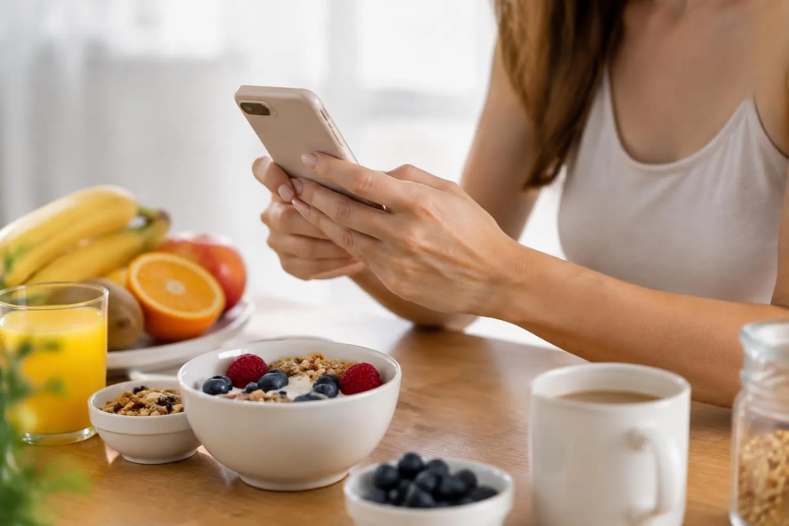 Mesa com alimentos frescos e um celular